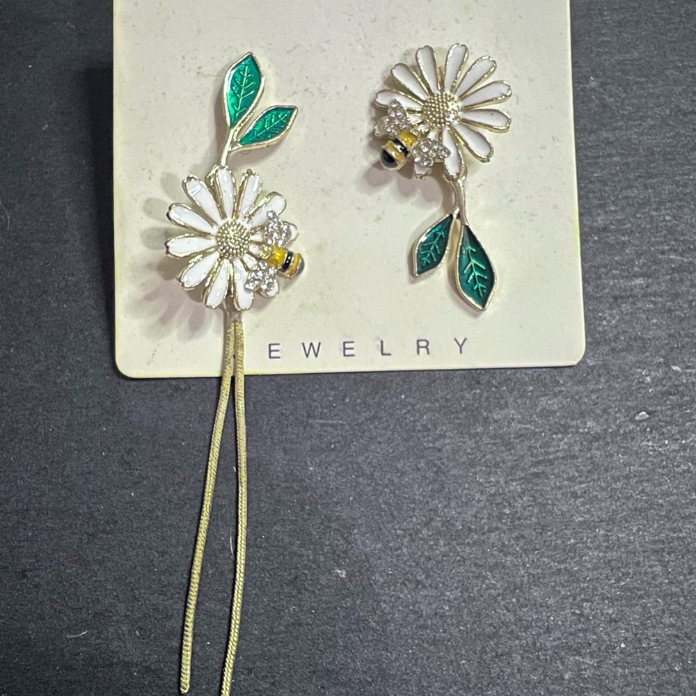 Daisy Floral Earrings with Bee Delicate Metalwork. NWT